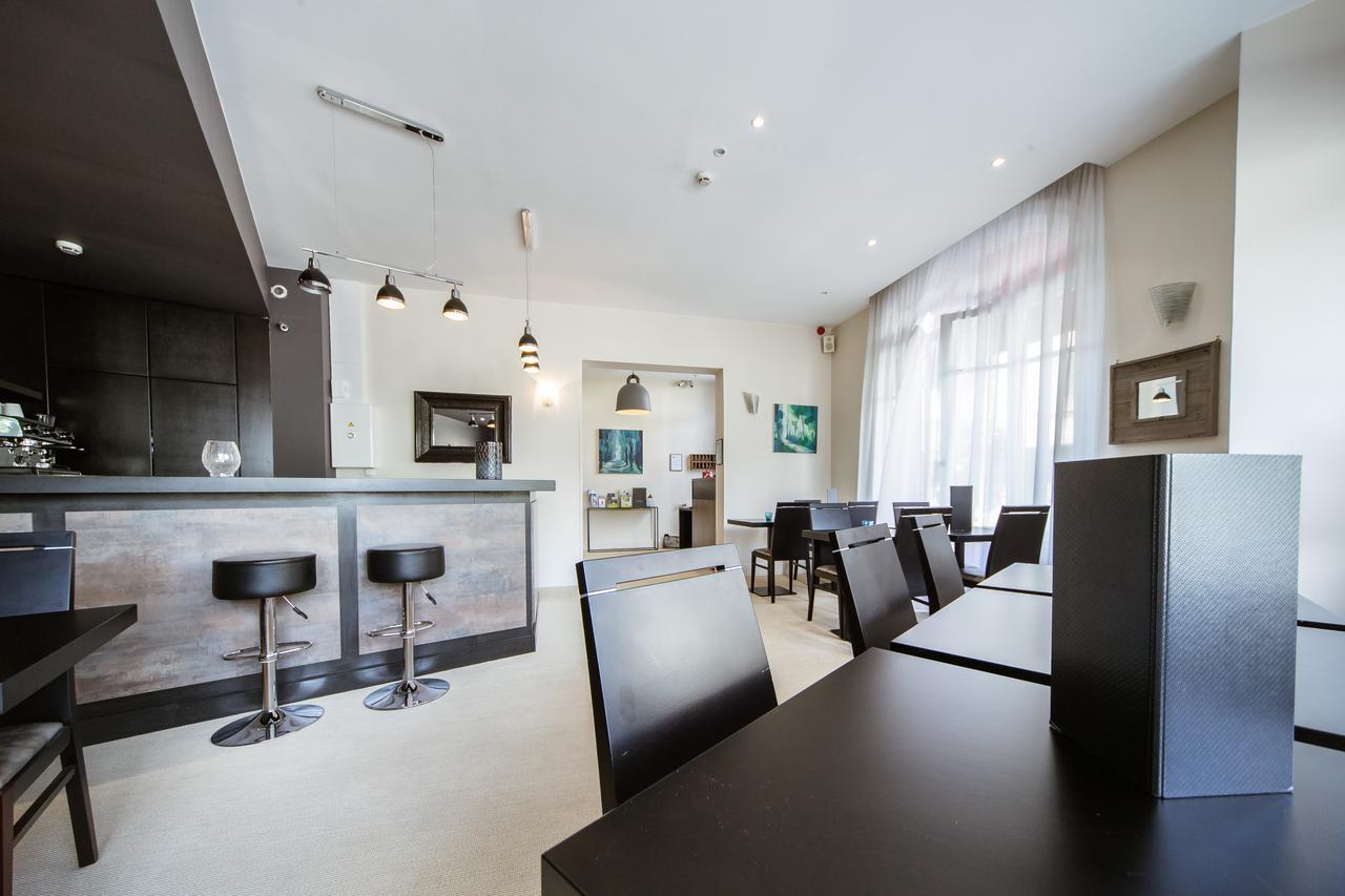 Logis Hotel - Le Petit Bellon Санлис Экстерьер фото